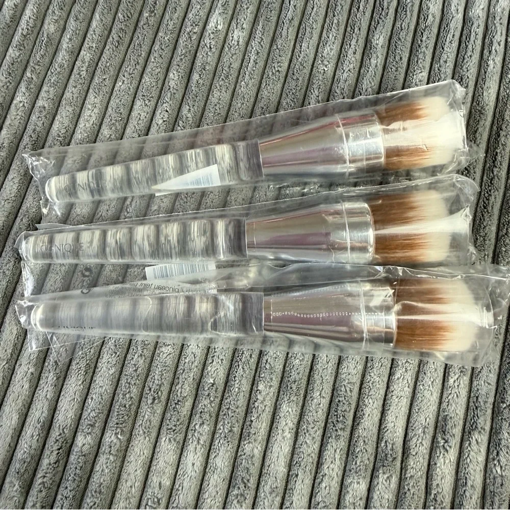 NEW Clinique Foundation Buff Brush - Makeup Brush